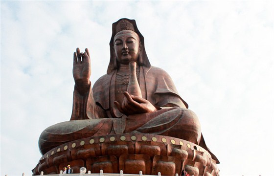 嶺南青銅的鍛造產(chǎn)品——佛山市西樵山世界上最大的觀音坐像，高61.9米