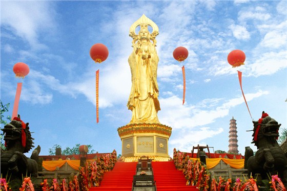 嶺南青銅的鑄造產(chǎn)品——廣州市番禺蓮花山世界上最高的貼金觀音站像，高36.8米